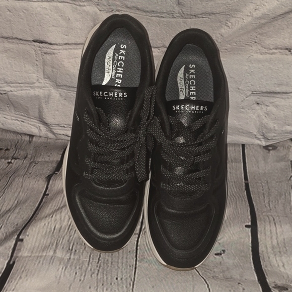 Skechers Shoes - Skechers Air Cooled Arch Fit, Sz 9.5 Sneaker